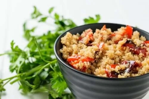 Rețetă de salată cu quinoa și legume coapte