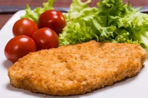 Șnițel cu ouă și salată