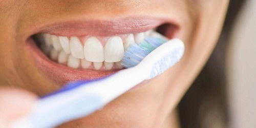 Spălatul te ajută să elimini tartrul de pe dinți