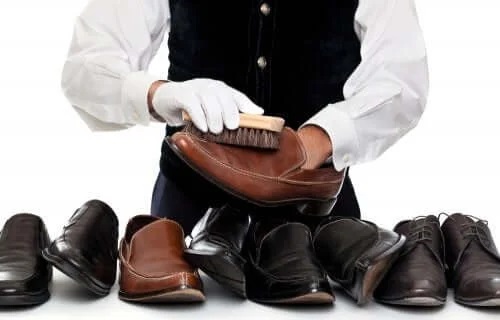 Specialist care știe cum să cureți pantofii din piele