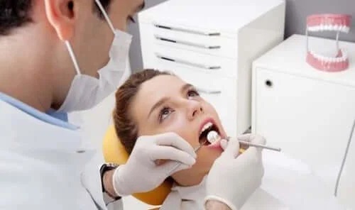 Speciaist care te ajută să elimini tartrul de pe dinți