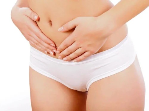 Tânără care are dureri abdominale