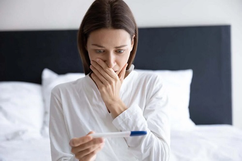 Femeie care descoperă că testele de sarcină funcționează