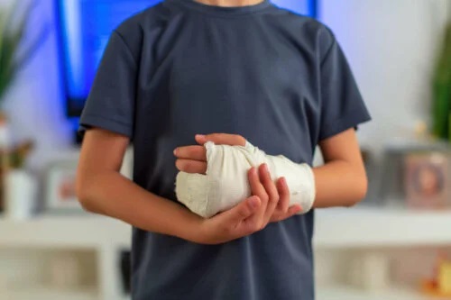 Băiat care primește tratamentul contracturii Dupuytren