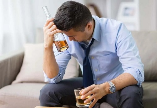 Bărbat care a consumar alcool pe stomacul gol