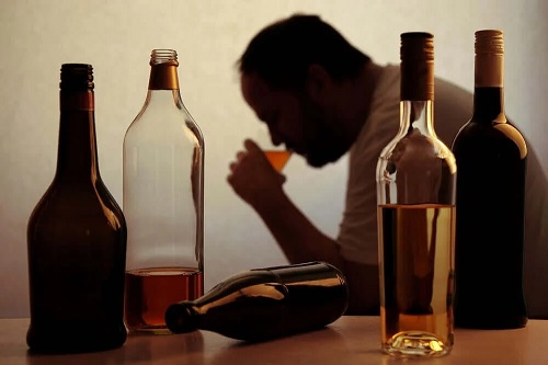 Bărbat care consumă alcool