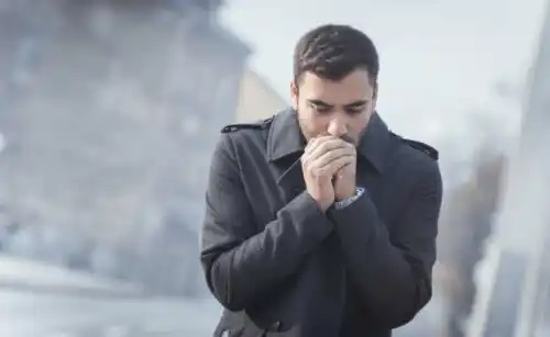 Bărbat căruia îi este foarte frig