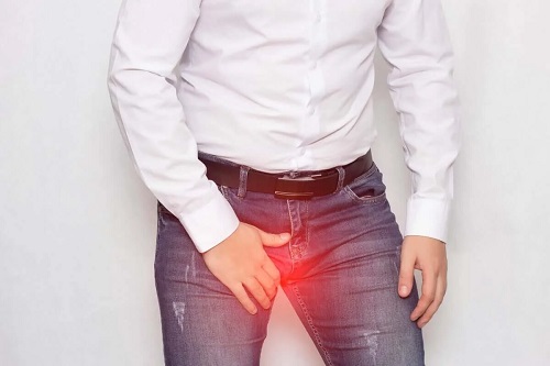 Bărbat afectat de lovitura în testicule