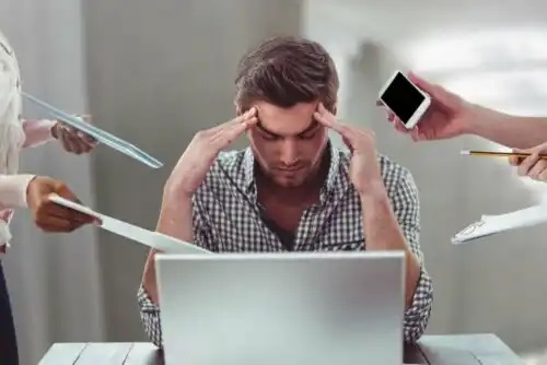 Bărbat ce experimentează sindromul general de adaptare