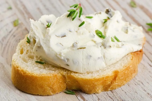 Beneficiile cremei de brânză cu pâine