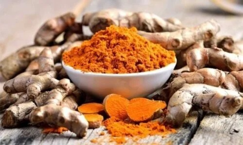 Bol cu pudră de turmeric