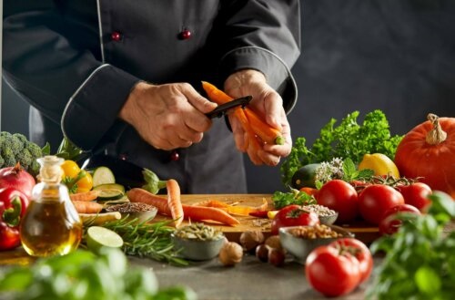 Bucătar care prepapară o rețetă de couscous vegetal