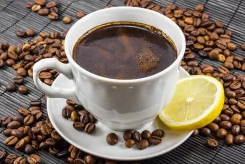 Cafea cu lămâie: o combinație bună?