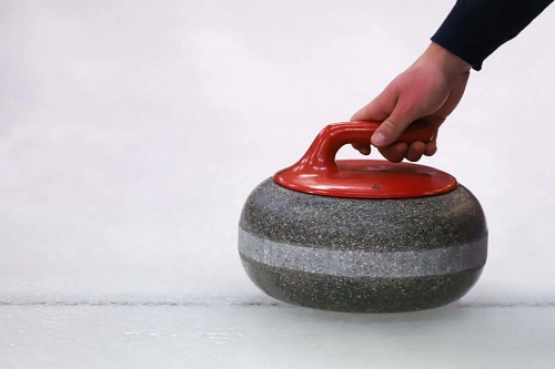 Persoană cu o piatră de curling