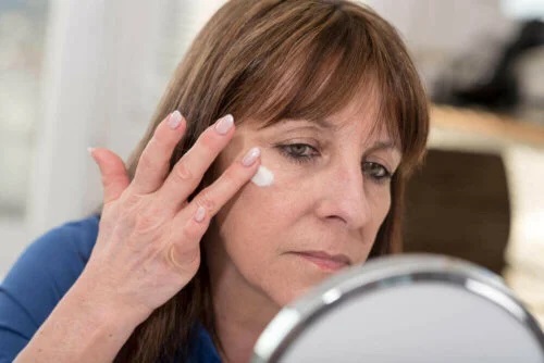 Doamnă care știe cum să citești etichetele cosmeticelor