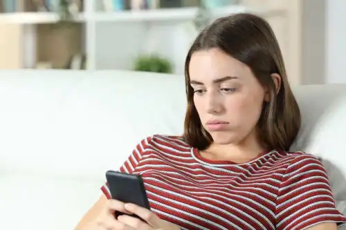Fată care se confruntă cu fenomenul de ghosting