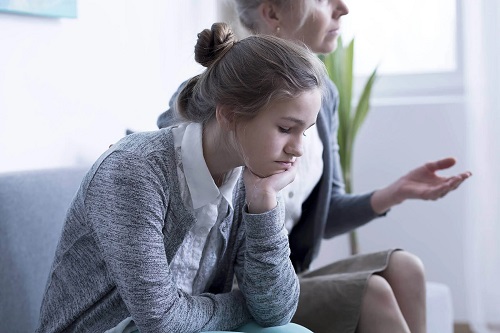 Fată care merge la terapia de familie