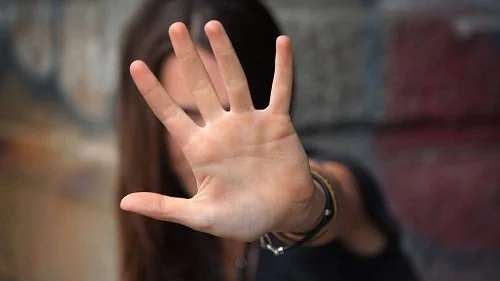 Fată care știe cum să termini o prietenie toxică