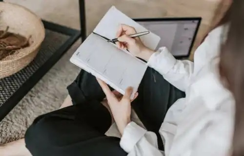 Femeie preocupată de creșterea finanțelor