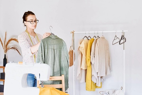 Femeie care pune în practică moda circulară