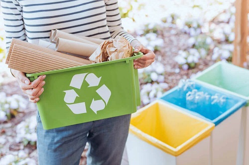 Femeie care reciclează plasticul