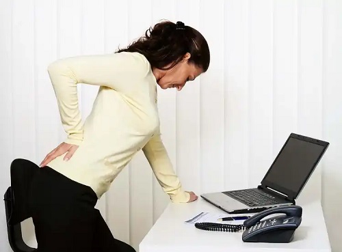 Femeie cu durere de spate