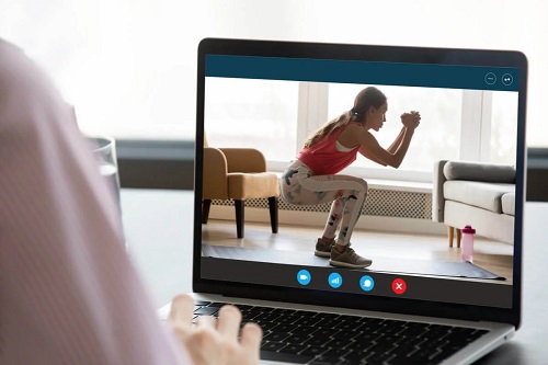 Femeie care face sport online