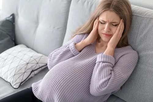 Femeie care experimentează stresul în sarcină
