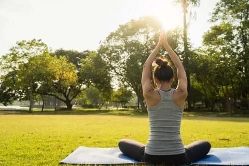 Femeie care face yoga