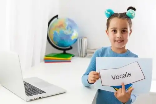 Fetiță care cunoaște utilizările logopediei