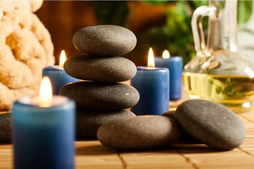 Lumânări și pietre pentru masaj