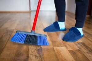 4 metode naturale pentru lustruirea podelelor din lemn
