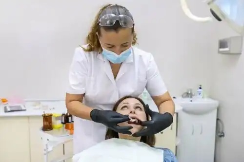 Medic ce explică beneficiile punții dentare