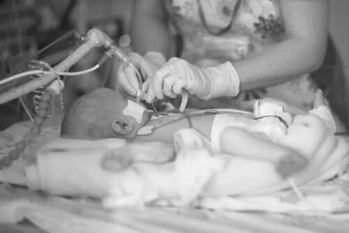 Medic ce tratează boli respiratorii la copii