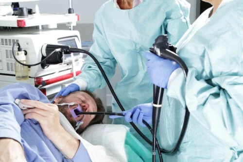 Medic care elimină un os de pește blocat în gât