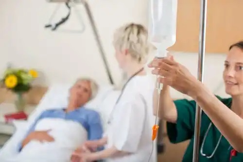 Medic care folosește mai multe tipuri de injecții