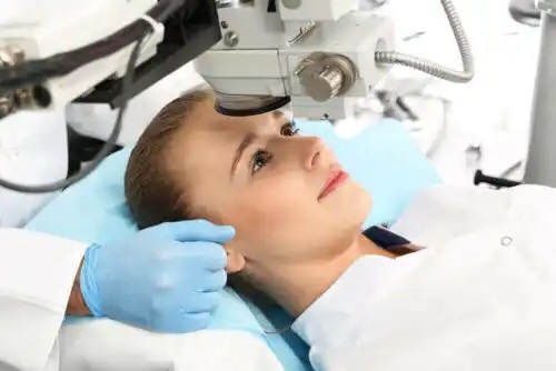 Pacient care are parte de intervanția chirurgicală LASIK