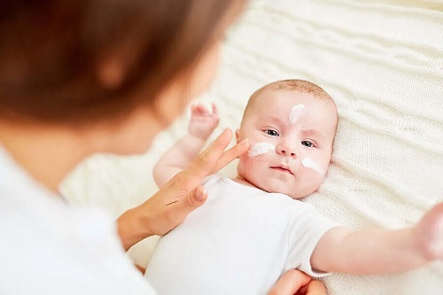 Persoană care administrează tratamentele acneei la bebeluși