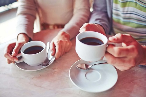 Persoane care consumă cafea cu lămâie
