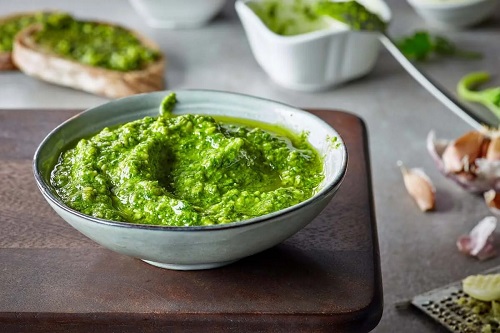 Pesto din mai multe soiuri de busuioc