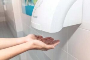 Riscurile folosirii uscătoarelor de mâini