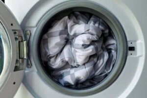 5 sfaturi pentru spălarea cuverturilor corect