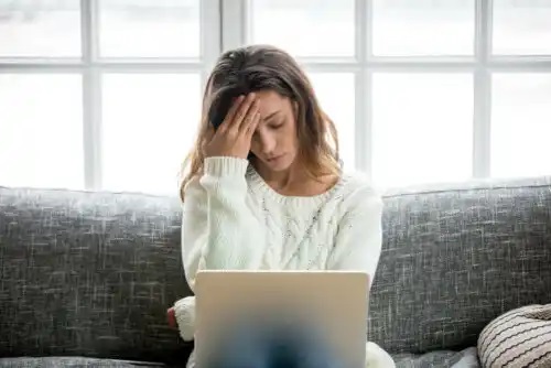 Tânără care analizează sindromul general de adaptare
