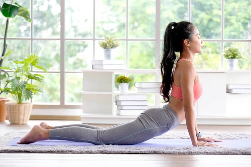 Tânără care face yoga pentru osteoartrită