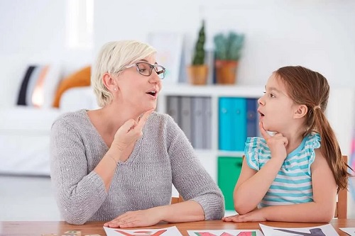 Terapeut care oferă un tratament pentru bâlbâială