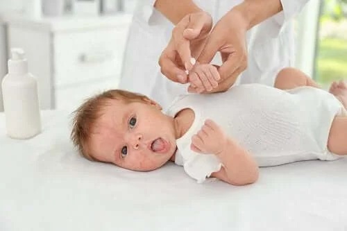 Cauzele și tratamentele acneei la bebeluși