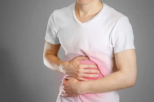 Bărbat care nu cunoaște cauzele balonării abdominale