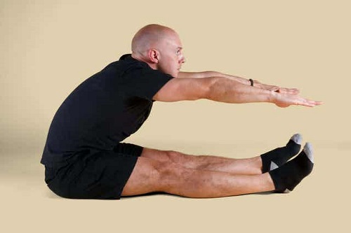 Bărbat executând exerciții Pilates pentru începători