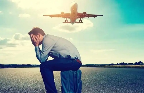 Bărbat afectat de frica de a călători