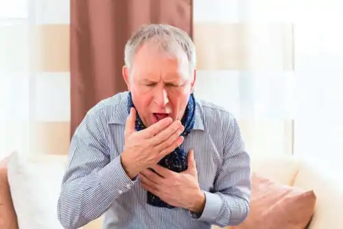 Bărbat care are nevoie de Gefapixant contra tusei